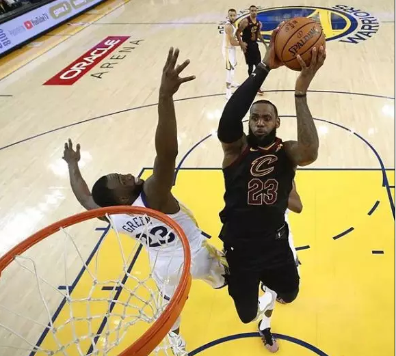 NBA球星詹姆斯一手好球，一手商標(biāo)！